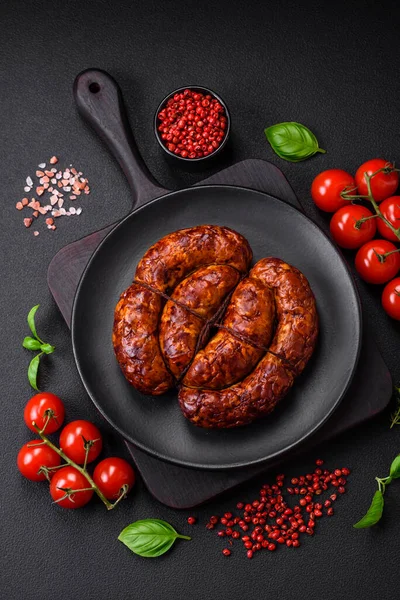 Tuz, baharat ve çimento kaplı bir halkada ızgara sosis.