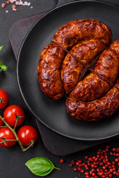 Tuz, baharat ve çimento kaplı bir halkada ızgara sosis.