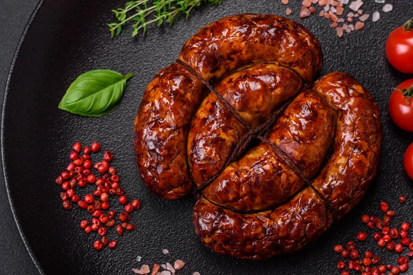 Tuz, baharat ve çimento kaplı bir halkada ızgara sosis.