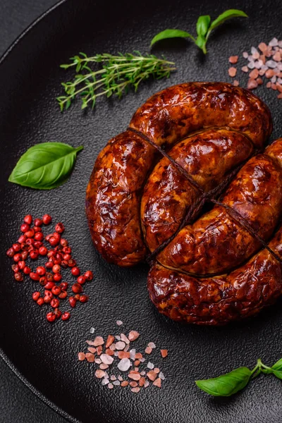 Tuz, baharat ve çimento kaplı bir halkada ızgara sosis.