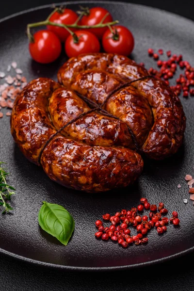 Tuz, baharat ve çimento kaplı bir halkada ızgara sosis.