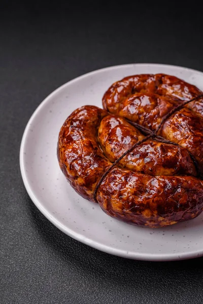 Tuz, baharat ve çimento kaplı bir halkada ızgara sosis.