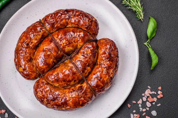 Tuz, baharat ve çimento kaplı bir halkada ızgara sosis.