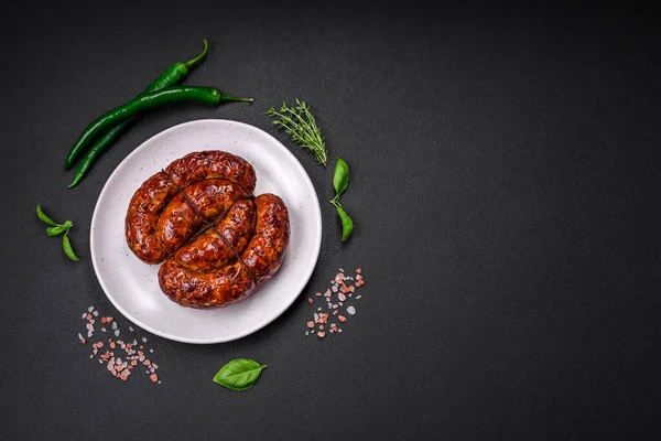 Tuz, baharat ve çimento kaplı bir halkada ızgara sosis.