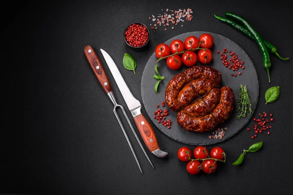 Tuz, baharat ve çimento kaplı bir halkada ızgara sosis.