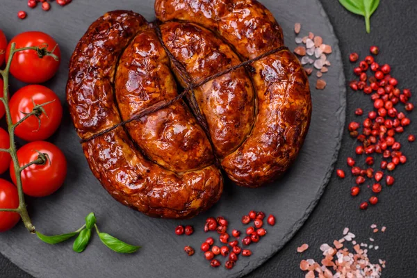 Tuz, baharat ve çimento kaplı bir halkada ızgara sosis.