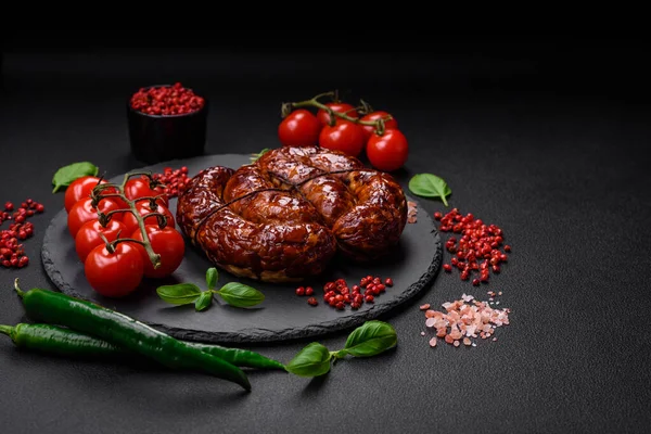 Tuz, baharat ve çimento kaplı bir halkada ızgara sosis.