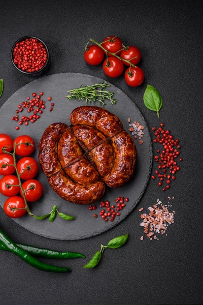 Tuz, baharat ve çimento kaplı bir halkada ızgara sosis.