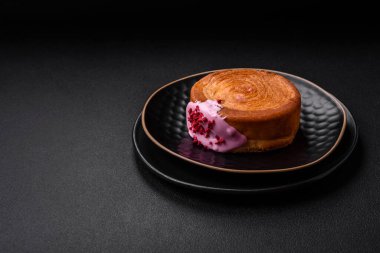 Yuvarlak poğaçalı kruvasan ahududu dolgulu ya da koyu beton arka planda New York rulosu