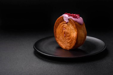 Yuvarlak poğaçalı kruvasan ahududu dolgulu ya da koyu beton arka planda New York rulosu