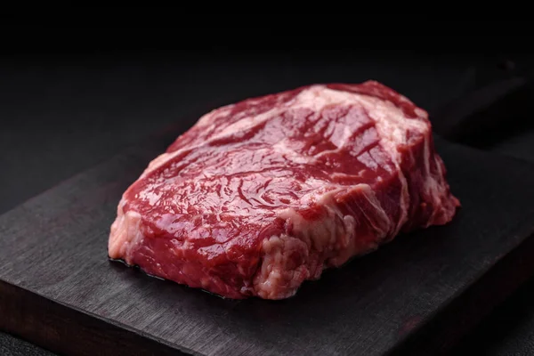 Steak Daging Sapi Segar Dengan Garam Rempah Rempah Dan Rempah — Stok Foto