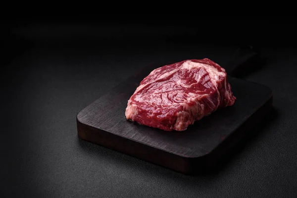 Taze Çiğ Biftek Tuz Baharat Otlar Koyu Dokulu Arka Planda — Stok fotoğraf