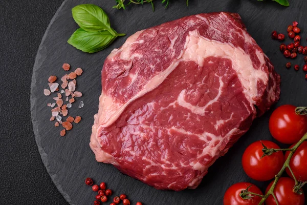 Taze Çiğ Biftek Tuz Baharat Otlar Koyu Dokulu Arka Planda — Stok fotoğraf