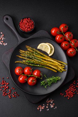 Kuşkonmaz, domates, tuz, baharat ve otlardan oluşan lezzetli, besleyici bir kahvaltı.