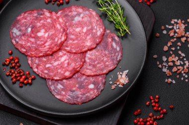 Dilimlenmiş sosis, kuşkonmaz, tuz, baharat ve otlardan oluşan lezzetli besleyici bir kahvaltı.