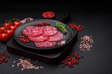 Dilimlenmiş sosis, kuşkonmaz, tuz, baharat ve otlardan oluşan lezzetli besleyici bir kahvaltı.