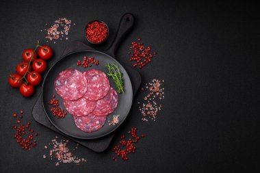 Dilimlenmiş sosis, kuşkonmaz, tuz, baharat ve otlardan oluşan lezzetli besleyici bir kahvaltı.