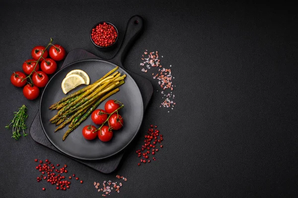 Delicioso Desayuno Nutritivo Compuesto Por Espárragos Tomates Sal Especias Hierbas —  Fotos de Stock