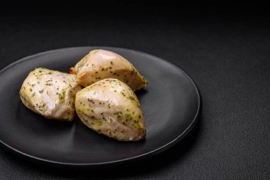 Lezzetli ızgara tavuk, tuzlu, baharatlı ve sebzeli, koyu beton arka planda.