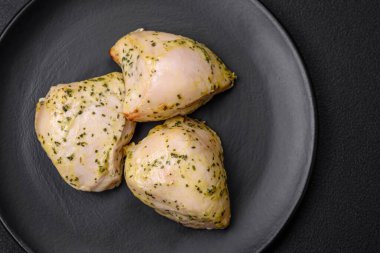 Lezzetli ızgara tavuk, tuzlu, baharatlı ve sebzeli, koyu beton arka planda.