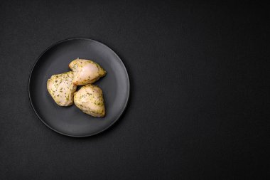 Lezzetli ızgara tavuk, tuzlu, baharatlı ve sebzeli, koyu beton arka planda.