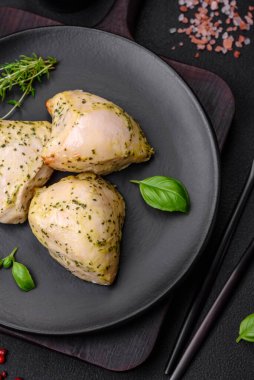 Lezzetli ızgara tavuk, tuzlu, baharatlı ve sebzeli, koyu beton arka planda.