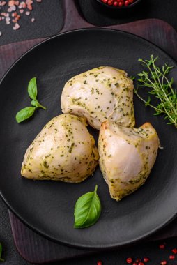 Lezzetli ızgara tavuk, tuzlu, baharatlı ve sebzeli, koyu beton arka planda.