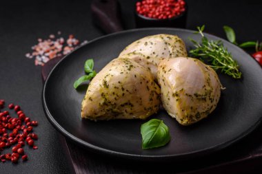 Lezzetli ızgara tavuk, tuzlu, baharatlı ve sebzeli, koyu beton arka planda.