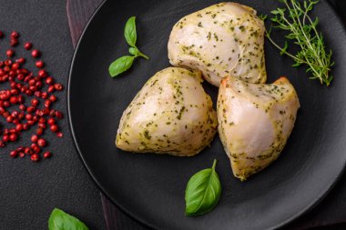 Lezzetli ızgara tavuk, tuzlu, baharatlı ve sebzeli, koyu beton arka planda.