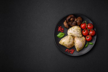 Lezzetli ızgara tavuk, tuzlu, baharatlı ve sebzeli, koyu beton arka planda.