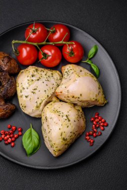 Lezzetli ızgara tavuk, tuzlu, baharatlı ve sebzeli, koyu beton arka planda.