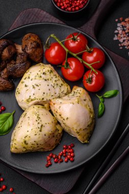 Lezzetli ızgara tavuk, tuzlu, baharatlı ve sebzeli, koyu beton arka planda.