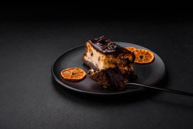 Koyu beton arka planda çikolatalı meyveli tatlı cheesecake.