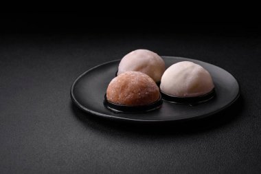 Koyu beton kaplamalı lezzetli mochi tatlısı. Besleyici vejetaryen Asya tatlısı