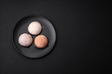 Koyu beton kaplamalı lezzetli mochi tatlısı. Besleyici vejetaryen Asya tatlısı