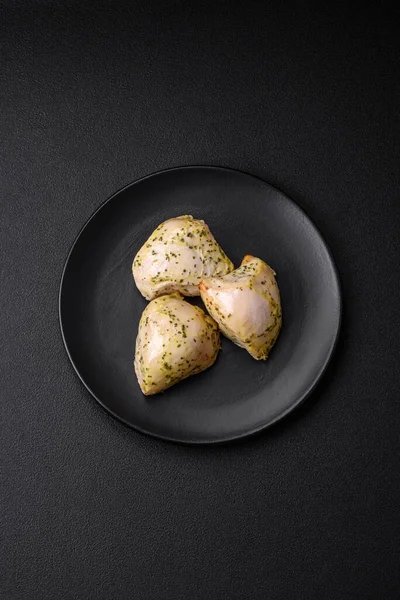 Νόστιμο Ζουμερό Ψητό Κοτόπουλο Αλάτι Μπαχαρικά Και Μυρωδικά Λαχανικά Σκούρο — Φωτογραφία Αρχείου