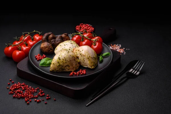 Lezzetli ızgara tavuk, tuzlu, baharatlı ve sebzeli, koyu beton arka planda.