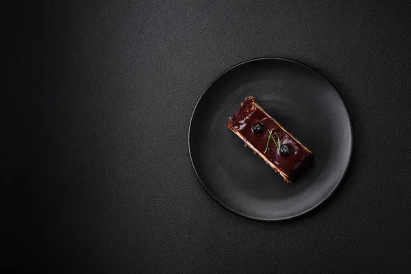 Вкусный Сладкий Десерт Чизкейк Конфетами Шоколаде Темном Бетонном Фоне — стоковое фото
