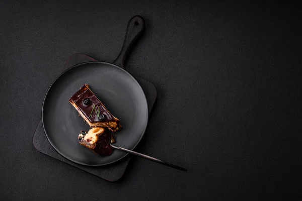 Смачний Солодкий Десертний Чізкейк Цукатами Шоколаді Темному Бетонному Фоні — стокове фото