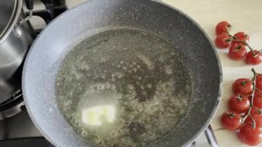 Lezzetli, sağlıklı, çıtır çıtır kuşkonmaz ve tuzlu ve baharatlı taze yeşil filizleri vejetaryen yemeğinin bir parçası olarak pişirme süreci.