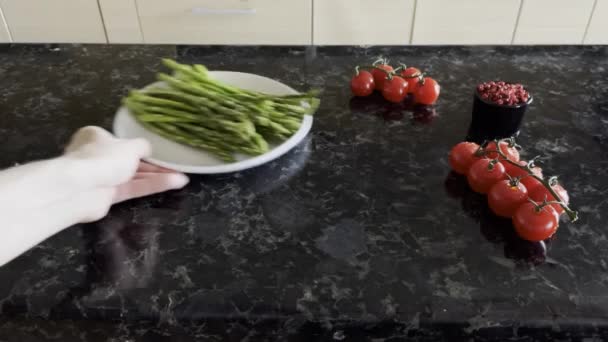 Διαδικασία Του Μαγειρέματος Φρέσκα Πράσινα Κλωνάρια Από Νόστιμα Υγιεινά Τραγανά — Αρχείο Βίντεο