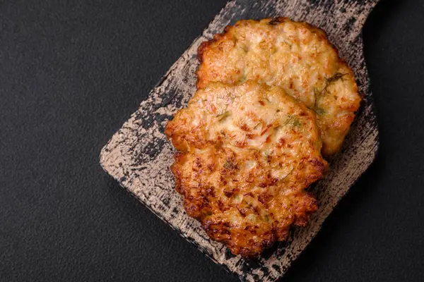 Lezzetli taze kızarmış tavuk eti pirzolası. Koyu beton zeminde tuz, baharat ve otlarla birlikte.