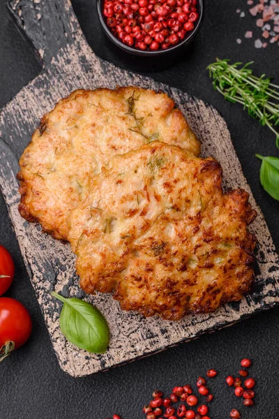 Lezzetli taze kızarmış tavuk eti pirzolası. Koyu beton zeminde tuz, baharat ve otlarla birlikte.