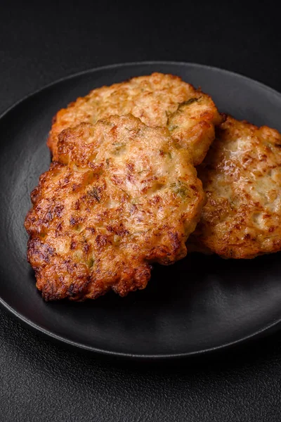 Goreng Segar Lezat Daging Ayam Cincang Dengan Garam Rempah Rempah — Stok Foto
