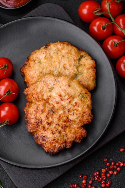 Lezzetli taze kızarmış tavuk eti pirzolası. Koyu beton zeminde tuz, baharat ve otlarla birlikte.