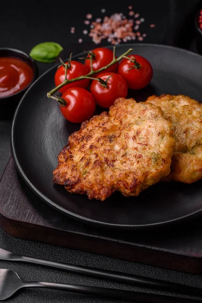 Lezzetli taze kızarmış tavuk eti pirzolası. Koyu beton zeminde tuz, baharat ve otlarla birlikte.