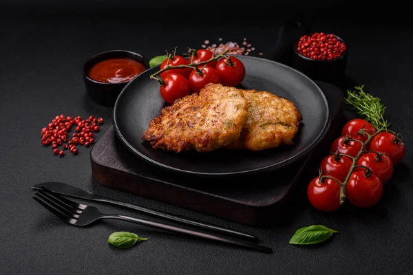 Lezzetli taze kızarmış tavuk eti pirzolası. Koyu beton zeminde tuz, baharat ve otlarla birlikte.