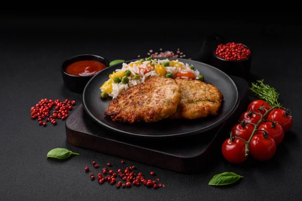 Lezzetli taze kızarmış tavuk eti pirzolası. Koyu beton zeminde tuz, baharat ve otlarla birlikte.