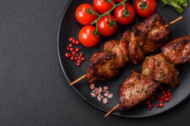 Lezzetli ızgara tavuk, hindi ya da domuz şişi, tuzlu, baharatlı ve otlu, koyu beton bir arka planda.