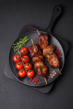 Lezzetli ızgara tavuk, hindi ya da domuz şişi, tuzlu, baharatlı ve otlu, koyu beton bir arka planda.